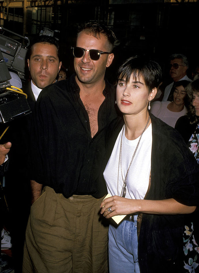 Bruce Willis a Demi Moore
Moore a Willis se vzali v roce 1987 a jejich první dcera Rumer se narodila hned v srpnu 1988. Toho roku Williova sláva nabrala nebývalých výšin díky roli ve filmu "Die Hard", které dostalo čtyři pokračování. Pár měl další dvě dcery, ale nakonec se v roce 2000 rozvedli. Jejich vztah je však nadále velmi přátelský – Moore dokonce překvapila svého bývalého manžela na jeho Comedy Central Roast v roce 2018. V době pandemie Willis strávil čtyřměsíční karanténu po boku své bývalé manželky a jejich dcer.
Bruce Willis a Demi Moore
Moore a Willis se vzali v roce 1987 a jejich první dcera Rumer se narodila hned v srpnu 1988. Toho roku Williova sláva nabrala nebývalých výšin díky roli ve filmu "Die Hard", které dostalo čtyři pokračování. Pár měl další dvě dcery, ale nakonec se v roce 2000 rozvedli. Jejich vztah je však nadále velmi přátelský – Moore dokonce překvapila svého bývalého manžela na jeho Comedy Central Roast v roce 2018. V době pandemie Willis strávil čtyřměsíční karanténu po boku své bývalé manželky a jejich dcer.