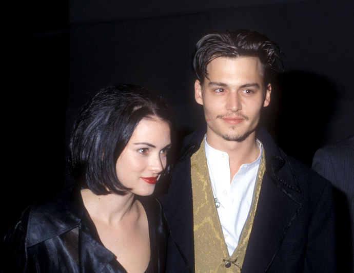 Johnny Depp a Winona Ryder
Kdo by si nepřál, aby se Depp a Ryder dali znovu dohromady? Tito dva byli jedním z nejikoničtějších párů výstředních 90. let. Potkali se v roce 1989 a zasnoubili se po pouhých několika měsících randění (jí bylo 19, jemu 27). Během zásnub si Depp nechal vytetovat nápis „Winona Forever“. Poté, co se rozešli se v roce 1993 byl Depp byl nucen změnit své tetování na „Wino Forever“.
Johnny Depp a Winona Ryder
Kdo by si nepřál, aby se Depp a Ryder dali znovu dohromady? Tito dva byli jedním z nejikoničtějších párů výstředních 90. let. Potkali se v roce 1989 a zasnoubili se po pouhých několika měsících randění (jí bylo 19, jemu 27). Během zásnub si Depp nechal vytetovat nápis „Winona Forever“. Poté, co se rozešli se v roce 1993 byl Depp byl nucen změnit své tetování na „Wino Forever“.