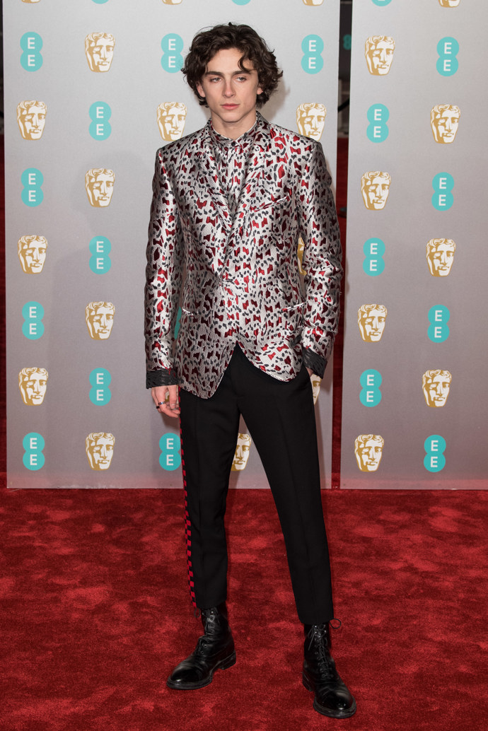  

Na EE British Academy Film Awards v Royal Albert Hall ve vzorovaném saku ladícím s košilí.
