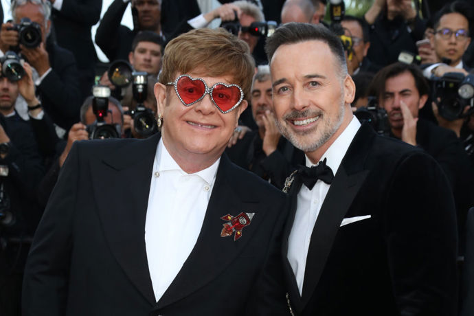 Elton John a David Furnish
Pár je spolu již skoro 30 let, a jejich příběh začal v roce 1993. Čerstvě střízlivý hudebník poznal svou polovičku na akci pořádané jeho přáteli. Eltonovi se reklamní manažer okamžitě zalíbil i přesto, že byl o 15 let mladší. Následující večer se znovu spojili na neformální večeři, a nedlouho poté se do sebe zamilovali. Jejich civilní partnerství z roku 2005 se změnilo v manželství, když byly v roce 2014 v Británii legalizovány svatby osob stejného pohlaví, a od té doby spolu žijí ve šťastném manželství.
Elton John a David Furnish
Pár je spolu již skoro 30 let, a jejich příběh začal v roce 1993. Čerstvě střízlivý hudebník poznal svou polovičku na akci pořádané jeho přáteli. Eltonovi se reklamní manažer okamžitě zalíbil i přesto, že byl o 15 let mladší. Následující večer se znovu spojili na neformální večeři, a nedlouho poté se do sebe zamilovali. Jejich civilní partnerství z roku 2005 se změnilo v manželství, když byly v roce 2014 v Británii legalizovány svatby osob stejného pohlaví, a od té doby spolu žijí ve šťastném manželství.