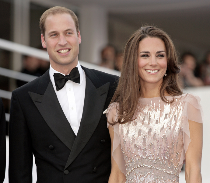 Princ William a Kate Middleton
Tento seznam by jistě nebyl úplným bez prince Williama a Kate Middleton. Vévoda a vévodkyně z Cambridge jsou v životě toho druhého již dvacet let. Poprvé se setkali v roce 2001, když byli studenty na St. Andrew's University ve Skotsku. Chodili spolu celé desetiletí, než si konečně vyměnili manželské sliby na ikonickém svatebním obřadu ve Westminsterském opatství v Londýně v roce 2011. Nyní jsou hrdými rodiči tří krásných dětí - George, Charlotte a Louise.
Princ William a Kate Middleton
Tento seznam by jistě nebyl úplným bez prince Williama a Kate Middleton. Vévoda a vévodkyně z Cambridge jsou v životě toho druhého již dvacet let. Poprvé se setkali v roce 2001, když byli studenty na St. Andrew's University ve Skotsku. Chodili spolu celé desetiletí, než si konečně vyměnili manželské sliby na ikonickém svatebním obřadu ve Westminsterském opatství v Londýně v roce 2011. Nyní jsou hrdými rodiči tří krásných dětí - George, Charlotte a Louise.