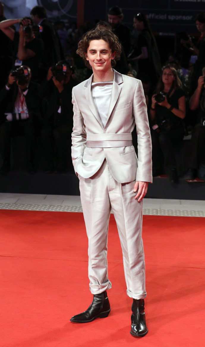  

Při příležitosti premiéry filmu The King v rámci 76th Venice Film Festival oblékl Timothée atypický oblek z lesklého stříbrného saténu.
