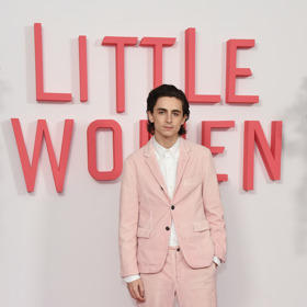  

Timothée to vidí růžově. Či v odstínu lososové, chcete-li... Na premiéře Little Women v The Soho Hotel v Londýně v prosinci roku 2019.

