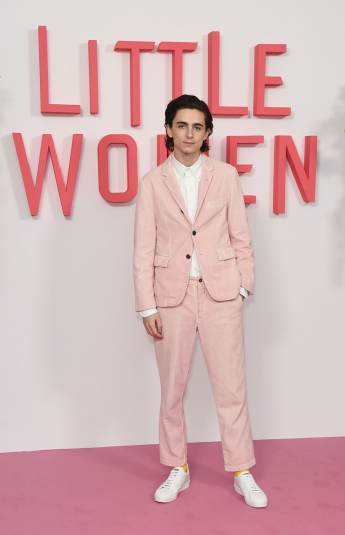  

Timothée to vidí růžově. Či v odstínu lososové, chcete-li... Na premiéře Little Women v The Soho Hotel v Londýně v prosinci roku 2019.
