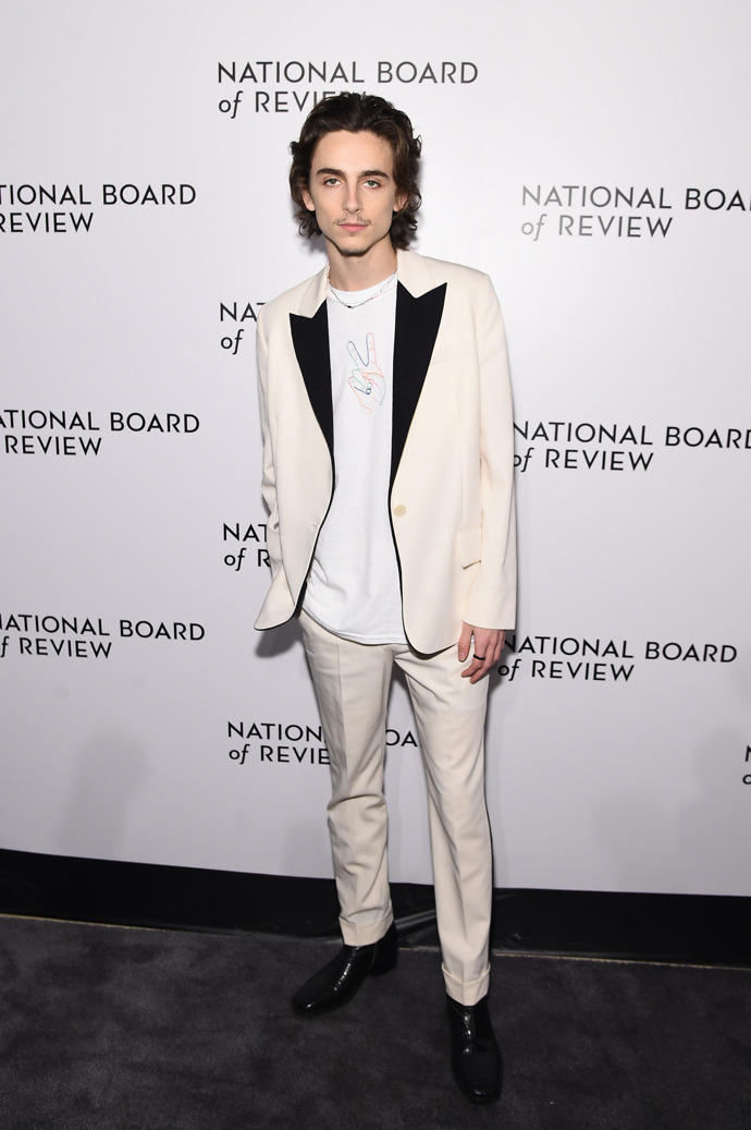  

Černobílá klasika v podání Timothého na The National Board of Review Annual Awards Gala v roce 2020.
