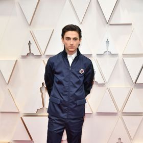  

Timothée Chalamet jako host 92nd Annual Academy Awards v Prada bomberu s broží a zipem.
