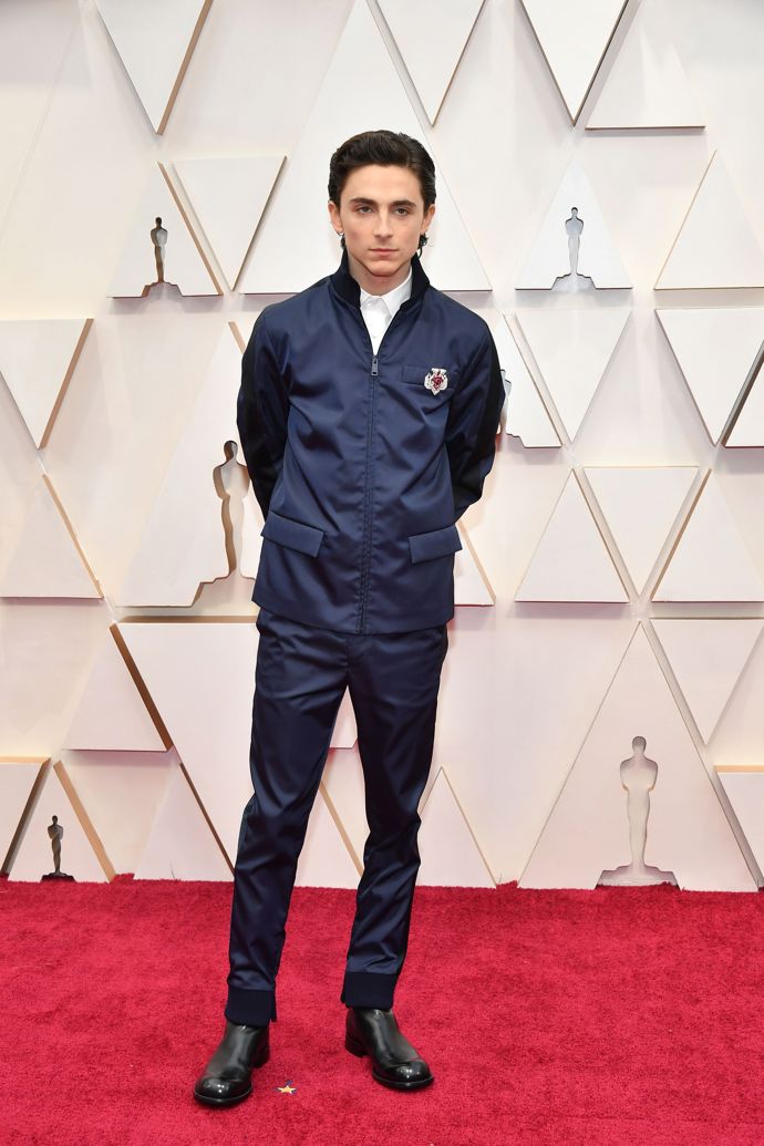  

Timothée Chalamet jako host 92nd Annual Academy Awards v Prada bomberu s broží a zipem.
