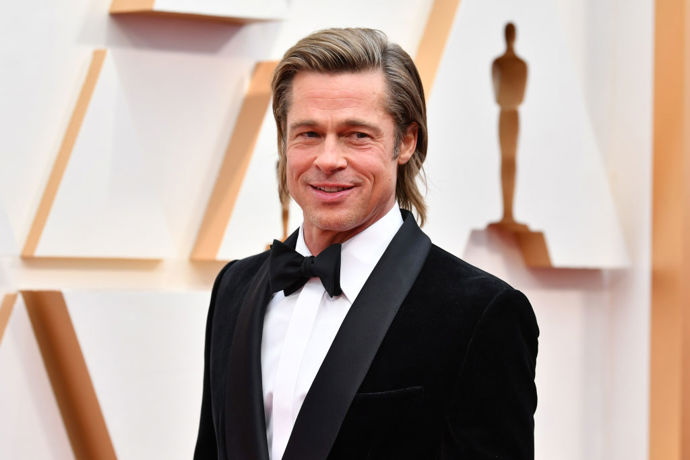  

Brad Pitt byl známý svým kladným vztahem k alkoholu a k lehkým drogám, jen o něm moc nemluví. Dnes se již těmto "světským" zábavám snaží vyhýbat. Když se ho však na toto téma zeptal nedávno jeden reportér, Brad odpověděl stroze, že tento život zkrátka již nechtěl žít.
