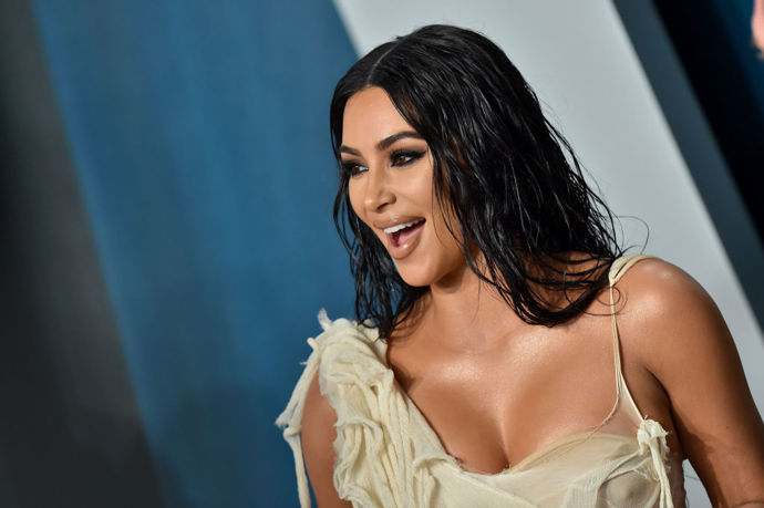  

Kim Kardashian West: Přesto, že o ní média vyprávějí často různé báchorky, Kim nepije alkohol. Nikdy. Dokonce na různé akce sama vždy řídí.
