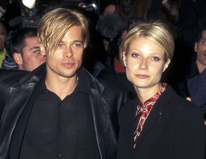 Gwyneth Paltrow a Brad Pitt
Při pohledu na tyto dva herce nám vyskočí představa výhry genetické loterie, kterou by pár mohl vyprodukovat. Na každém červeném koberci pravidelně kradli pozornost novinářů od roku 1994, a ani mimo společenské akce od nich neměli pokoj. Dvojice si spolu zahrála ve filmu Se7en, a krátce na to se pár v roce 1997 rozešel, čímž zlomili srdce mnoha fanoušků.
Gwyneth Paltrow a Brad Pitt
Při pohledu na tyto dva herce nám vyskočí představa výhry genetické loterie, kterou by pár mohl vyprodukovat. Na každém červeném koberci pravidelně kradli pozornost novinářů od roku 1994, a ani mimo společenské akce od nich neměli pokoj. Dvojice si spolu zahrála ve filmu Se7en, a krátce na to se pár v roce 1997 rozešel, čímž zlomili srdce mnoha fanoušků.