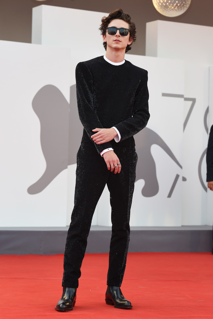  

Píše se rok 2021 a dlouho odkládaná premiéra Dune se uskutečňuje jako součást programu 78th Venice International Film Festival. Timothée oblékl komplet od Haider Ackermann s neobvyklým stříbrným prošíváním.
