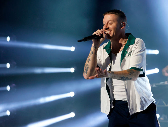  

Macklemore strávil v alkoholickém opojení svá mladá léta a vystřízlivěl až ve svých 25 letech. V tu dobu se rozhodovalo o jeho kariéře a pokud chtěl být úspěšný, musel se vzdát skleničky. 

