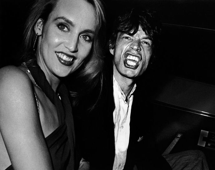Mick Jagger and Jerry Hall
Frontman Rolling Stones byl notoricky sukničkář, ale jeho nejdelší vztah byl s modelkou Jerry Hall. Jejich svazek trval od roku 1977 do roku 1999, s neoficiálním svatebním obřadem v roce 1990. Během jejich vztahu byli často vídání v nejexkluzivnějších podnikách v New Yorku, jako Studio 54. Měli spolu čtyři děti. Rozešli se v roce 1999, kdy se přihlásila modelka Luciana Gimenez s tím, že je těhotná s Jaggerovým dítětem.
Mick Jagger and Jerry Hall
Frontman Rolling Stones byl notoricky sukničkář, ale jeho nejdelší vztah byl s modelkou Jerry Hall. Jejich svazek trval od roku 1977 do roku 1999, s neoficiálním svatebním obřadem v roce 1990. Během jejich vztahu byli často vídání v nejexkluzivnějších podnikách v New Yorku, jako Studio 54. Měli spolu čtyři děti. Rozešli se v roce 1999, kdy se přihlásila modelka Luciana Gimenez s tím, že je těhotná s Jaggerovým dítětem.