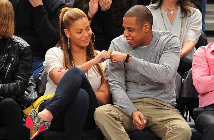 Beyonce & Jay-Z
Právem se o těchto dvou říká, že jsou nejmocnějším párem naší generace. Jsou spolu od roku 2001 a manželský pár tvoří od roku 2008. Jejich vztah byl plný ikonických hudebních spoluprací ("Crazy in Love", "Drunk in Love", i celé album "Everything is Love"), ale také byl plný kontroverzí (výtahová scéna, " Lemonade," "4:44"). Mají spolu tři děti a dvě velmi úspěšné společné turné. Není co dodat.
Beyonce & Jay-Z
Právem se o těchto dvou říká, že jsou nejmocnějším párem naší generace. Jsou spolu od roku 2001 a manželský pár tvoří od roku 2008. Jejich vztah byl plný ikonických hudebních spoluprací ("Crazy in Love", "Drunk in Love", i celé album "Everything is Love"), ale také byl plný kontroverzí (výtahová scéna, " Lemonade," "4:44"). Mají spolu tři děti a dvě velmi úspěšné společné turné. Není co dodat.
