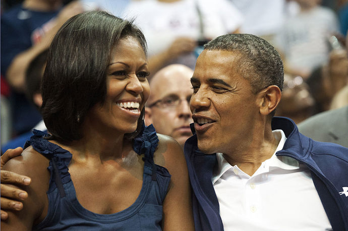 Michelle a Barak Obama
Po mnoha povzbuzujících projevech veřejné náklonnosti během prezidentské kampaně v roce 2008 Američané věděli, že je čekají čtyři roky sladkých gest, když se Barack v roce 2009 stal prezidentem. "Musí to být opravdové partnerství a musíte mít opravdu, opravdu rádi a respektovat osobu, se kterou jste sezdaný," řekla o jejich vztahu Michelle. A Barack? "Samozřejmě bych bez Michelle nedokázal nic z toho, co jsem dokázal... nejenže byla skvělá první dáma, ona je prostě moje skála," řekl. "Každý den na ni spoléhám v mnoha ohledech."
Michelle a Barak Obama
Po mnoha povzbuzujících projevech veřejné náklonnosti během prezidentské kampaně v roce 2008 Američané věděli, že je čekají čtyři roky sladkých gest, když se Barack v roce 2009 stal prezidentem. "Musí to být opravdové partnerství a musíte mít opravdu, opravdu rádi a respektovat osobu, se kterou jste sezdaný," řekla o jejich vztahu Michelle. A Barack? "Samozřejmě bych bez Michelle nedokázal nic z toho, co jsem dokázal... nejenže byla skvělá první dáma, ona je prostě moje skála," řekl. "Každý den na ni spoléhám v mnoha ohledech."