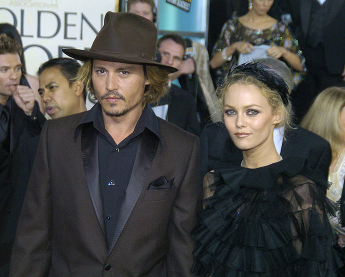 Johnny Depp a Vanessa Paradis
Herci se krátce setkali v roce 1994, když byl Depp ještě ve vztahu s Kate Moss. O několik let později, v roce 1998, se střetli v hale hotelu Costes v Paříži. Jak Depp mnohokrát popisoval, pohled na záda Paradis ho silně zasáhl: „Měla na sobě šaty s odhalenými zády, a já viděl ta záda a ten krk, pak se otočila a já viděl ty oči a – bum! V tu chvíli jsem věděl, že můj život coby svobodného muže skončil,“ řekl Depp pro The Daily Mail. O rok později přívítali na svět svou první dceru Lily-Rose Depp, a o tři roky později syna Johna Christophera Deppa III. Od roku 2011 se spekulovalo o rozchodu, což bylo oficiálně potvrzeno až v roce 2012. Dle jejich slov se jednalo o přátelský rozchod. Jejich vztah je nadále přátelský, a Paradis Deppa podpořila i během jeho soudního procesu proti Amber Heart. Ve své výpovědi popsala svého ex-manžela jako "laskavého, pozorného a velkorysého člověka a otce, který pomohl mnoha lidem ve svém osobním a profesním životě".
Johnny Depp a Vanessa Paradis
Herci se krátce setkali v roce 1994, když byl Depp ještě ve vztahu s Kate Moss. O několik let později, v roce 1998, se střetli v hale hotelu Costes v Paříži. Jak Depp mnohokrát popisoval, pohled na záda Paradis ho silně zasáhl: „Měla na sobě šaty s odhalenými zády, a já viděl ta záda a ten krk, pak se otočila a já viděl ty oči a – bum! V tu chvíli jsem věděl, že můj život coby svobodného muže skončil,“ řekl Depp pro The Daily Mail. O rok později přívítali na svět svou první dceru Lily-Rose Depp, a o tři roky později syna Johna Christophera Deppa III. Od roku 2011 se spekulovalo o rozchodu, což bylo oficiálně potvrzeno až v roce 2012. Dle jejich slov se jednalo o přátelský rozchod. Jejich vztah je nadále přátelský, a Paradis Deppa podpořila i během jeho soudního procesu proti Amber Heart. Ve své výpovědi popsala svého ex-manžela jako "laskavého, pozorného a velkorysého člověka a otce, který pomohl mnoha lidem ve svém osobním a profesním životě".