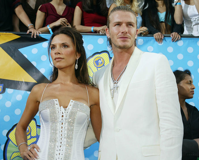 David a Victoria Beckham
Po svém prvním setkání v roce 1997 se zpěvačka Spice Girl a fotbalová superstar vzali v červenci 1999, čtyři měsíce po narození jejich prvního syna Brooklyna. Překonali skandály i zvěsti o rozvodu, a za tu dobu se jim narodily další tři děti. Victoria napsala svému mladšímu já do vydání British Vogue v září 2016 dopis, ve kterém mladé Posh Spice říká, že „láska na první pohled existuje. Stane se ti to v salonku hráčů Manchesteru United – byť budeš trochu opilá, a přesné detaily budou mlhavé."
David a Victoria Beckham
Po svém prvním setkání v roce 1997 se zpěvačka Spice Girl a fotbalová superstar vzali v červenci 1999, čtyři měsíce po narození jejich prvního syna Brooklyna. Překonali skandály i zvěsti o rozvodu, a za tu dobu se jim narodily další tři děti. Victoria napsala svému mladšímu já do vydání British Vogue v září 2016 dopis, ve kterém mladé Posh Spice říká, že „láska na první pohled existuje. Stane se ti to v salonku hráčů Manchesteru United – byť budeš trochu opilá, a přesné detaily budou mlhavé."