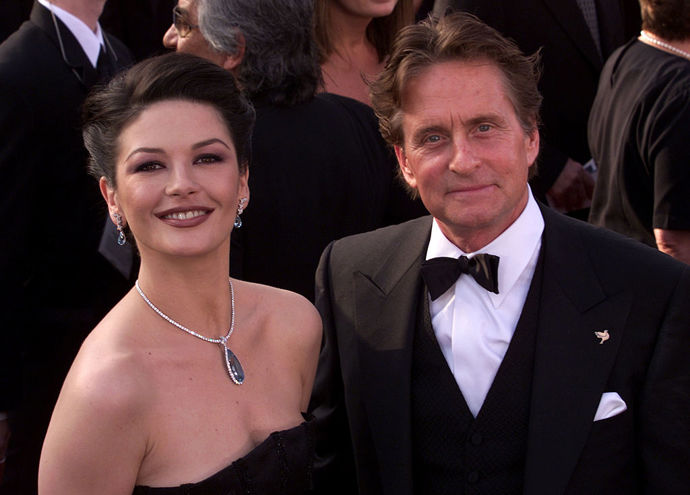 Catherine Zeta-Jones a Michael Douglas
Sice je od sebe dělí 25 let, ale pokud jde o jejich manželství, Catherine Zeta-Jones a Michael Douglas si nemohou být bližší. Potkali se v roce 1996 na filmovém festivalu ve Francii a o čtyři roky později byli spolu. Uplynuly více než dvě desetiletí a i přes několik manželských neštěstí, je pár stále silný. Za stabilitou jejich vztahu podle Catherine stojí množství a kvalita jejich společně strávených chvil, stejně tak, jako silná láska a respekt. Pár má také dvě děti - Dylana, který se narodil v roce 2000, a Carys Zetu, narozenou v roce 2003.
Catherine Zeta-Jones a Michael Douglas
Sice je od sebe dělí 25 let, ale pokud jde o jejich manželství, Catherine Zeta-Jones a Michael Douglas si nemohou být bližší. Potkali se v roce 1996 na filmovém festivalu ve Francii a o čtyři roky později byli spolu. Uplynuly více než dvě desetiletí a i přes několik manželských neštěstí, je pár stále silný. Za stabilitou jejich vztahu podle Catherine stojí množství a kvalita jejich společně strávených chvil, stejně tak, jako silná láska a respekt. Pár má také dvě děti - Dylana, který se narodil v roce 2000, a Carys Zetu, narozenou v roce 2003.