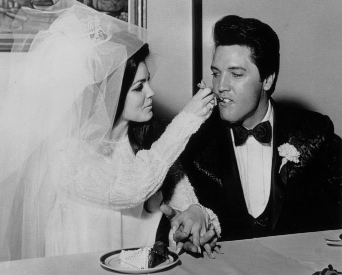 Elvis a Priscilla Presley
Evlis byl sexsymbol a rozhodně nejlepší partie své doby. Média byla přirozeně jeho a Priscilliným vztahem posedlá. Pár měl dokonce tiskovou konferenci přímo po svatbě v roce 1967. Priscille bylo v té době 22, ačkoli zpěváka znala od svých 14 let. Jejich dcera Lisa Marie se narodila v únoru 1968, devět měsíců po jejich svatbě. Manželství bylo plné nevěr na obou stranách a oficiálně skončilo v roce 1972. Rozvod byl přátelský — soudní budovu po podepsání papírů opouštěli společně, a drželi se za ruce.
Elvis a Priscilla Presley
Evlis byl sexsymbol a rozhodně nejlepší partie své doby. Média byla přirozeně jeho a Priscilliným vztahem posedlá. Pár měl dokonce tiskovou konferenci přímo po svatbě v roce 1967. Priscille bylo v té době 22, ačkoli zpěváka znala od svých 14 let. Jejich dcera Lisa Marie se narodila v únoru 1968, devět měsíců po jejich svatbě. Manželství bylo plné nevěr na obou stranách a oficiálně skončilo v roce 1972. Rozvod byl přátelský — soudní budovu po podepsání papírů opouštěli společně, a drželi se za ruce.