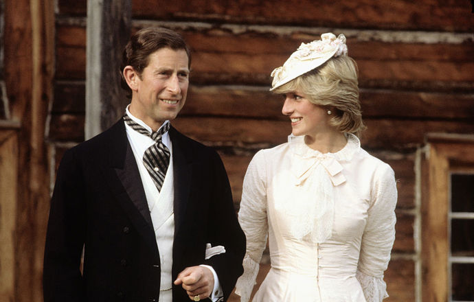 Princ Charles a Diana Spencer
Princezna Diana je i více než 20 let po své smrti stále považována za světovou ikonou, a to nejen díky svému stylu, ale i filantropii a humanitární angažovaností. Pamatujeme si ji i jako milující matku, která upřednostňovala své děti před královským kodexem. Charles a Diana se vzali v roce 1981 poté, co se setkali v roce 1977. Jejich svatbu sledovalo 750 milionů lidí po celém světě. O jejich společném životě vzniklo nespočet dokumentů, knih i televizních pořadů. Jejich krušné manželství skončilo v roce 1996, a o rok později Diana zemřela na následky autonehody.
Princ Charles a Diana Spencer
Princezna Diana je i více než 20 let po své smrti stále považována za světovou ikonou, a to nejen díky svému stylu, ale i filantropii a humanitární angažovaností. Pamatujeme si ji i jako milující matku, která upřednostňovala své děti před královským kodexem. Charles a Diana se vzali v roce 1981 poté, co se setkali v roce 1977. Jejich svatbu sledovalo 750 milionů lidí po celém světě. O jejich společném životě vzniklo nespočet dokumentů, knih i televizních pořadů. Jejich krušné manželství skončilo v roce 1996, a o rok později Diana zemřela na následky autonehody.
