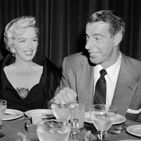 Joe DiMaggio a Marilyn Monroe
Baseballová hvězda a Hollywoodský sex symbol měli své první rande v roce 1952, a ihned se stali centrem médiální pozornosti. Po bouřlivých námluvách trvajících celý rok se DiMaggio a Monroe vzali, a to v lednu 1954 na radnici v San Franciscu. Jejich manželství bylo plné dramatu – Monroe ho obvinila z duševní krutosti, když v říjnu 1954 požádala o rozvod. Po rozvodu však zůstali přáteli. Po smrti Marilyn v roce 1962 posílal DiMaggio na její hrob květiny několikrát týdně po dobu dvou desetiletí. Poslední DiMaggiova slova podle jeho právníka Morrise Engelberga byla „Konečně uvidím Marilyn.“
Joe DiMaggio a Marilyn Monroe
Baseballová hvězda a Hollywoodský sex symbol měli své první rande v roce 1952, a ihned se stali centrem médiální pozornosti. Po bouřlivých námluvách trvajících celý rok se DiMaggio a Monroe vzali, a to v lednu 1954 na radnici v San Franciscu. Jejich manželství bylo plné dramatu – Monroe ho obvinila z duševní krutosti, když v říjnu 1954 požádala o rozvod. Po rozvodu však zůstali přáteli. Po smrti Marilyn v roce 1962 posílal DiMaggio na její hrob květiny několikrát týdně po dobu dvou desetiletí. Poslední DiMaggiova slova podle jeho právníka Morrise Engelberga byla „Konečně uvidím Marilyn.“