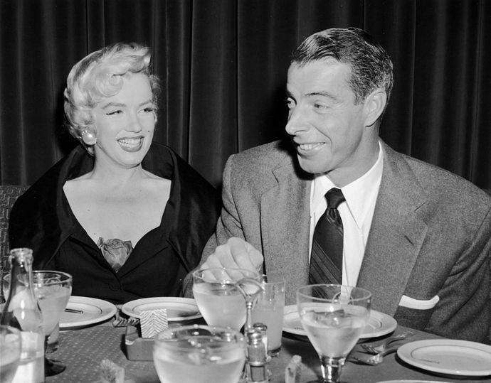 Joe DiMaggio a Marilyn Monroe
Baseballová hvězda a Hollywoodský sex symbol měli své první rande v roce 1952, a ihned se stali centrem médiální pozornosti. Po bouřlivých námluvách trvajících celý rok se DiMaggio a Monroe vzali, a to v lednu 1954 na radnici v San Franciscu. Jejich manželství bylo plné dramatu – Monroe ho obvinila z duševní krutosti, když v říjnu 1954 požádala o rozvod. Po rozvodu však zůstali přáteli. Po smrti Marilyn v roce 1962 posílal DiMaggio na její hrob květiny několikrát týdně po dobu dvou desetiletí. Poslední DiMaggiova slova podle jeho právníka Morrise Engelberga byla „Konečně uvidím Marilyn.“
Joe DiMaggio a Marilyn Monroe
Baseballová hvězda a Hollywoodský sex symbol měli své první rande v roce 1952, a ihned se stali centrem médiální pozornosti. Po bouřlivých námluvách trvajících celý rok se DiMaggio a Monroe vzali, a to v lednu 1954 na radnici v San Franciscu. Jejich manželství bylo plné dramatu – Monroe ho obvinila z duševní krutosti, když v říjnu 1954 požádala o rozvod. Po rozvodu však zůstali přáteli. Po smrti Marilyn v roce 1962 posílal DiMaggio na její hrob květiny několikrát týdně po dobu dvou desetiletí. Poslední DiMaggiova slova podle jeho právníka Morrise Engelberga byla „Konečně uvidím Marilyn.“