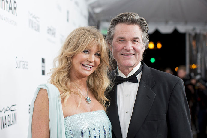 Kurt Russell a Goldie Hawn
Russell a Hawn jsou spolu od roku 1984, ale vrcholu slávy skutečně dosáhli v polovině 80. let. Hráli spolu ve "Swing Shift" v roce 1984 a objevili se v kultovní klasice "Overboard" v roce 1987. Nyní, v roce 2021, se stali jedním z nejsilnějších párů Hollywoodu. Nikdy se však nevzali. Mají spolu jednoho syna, Wyatta. Hawnovy děti - Oliver a Kate Hudson považují Russela za svého otce, a dokonce jej tak i oslovují. Pár se spolu před kamerou objevil ve vánočním filmu "The Christmas Chronicles 2" v roce 2020.
Kurt Russell a Goldie Hawn
Russell a Hawn jsou spolu od roku 1984, ale vrcholu slávy skutečně dosáhli v polovině 80. let. Hráli spolu ve "Swing Shift" v roce 1984 a objevili se v kultovní klasice "Overboard" v roce 1987. Nyní, v roce 2021, se stali jedním z nejsilnějších párů Hollywoodu. Nikdy se však nevzali. Mají spolu jednoho syna, Wyatta. Hawnovy děti - Oliver a Kate Hudson považují Russela za svého otce, a dokonce jej tak i oslovují. Pár se spolu před kamerou objevil ve vánočním filmu "The Christmas Chronicles 2" v roce 2020.
