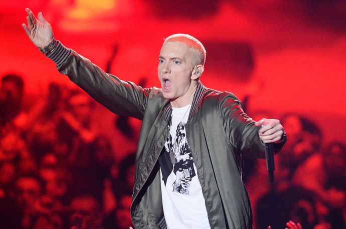  

Eminem: Poté co si za svou kariéru prošel mnohými závislostmi jak na drogách, tak na alkoholu je rapper opět střízlivý a věnuje se hudbě.  
