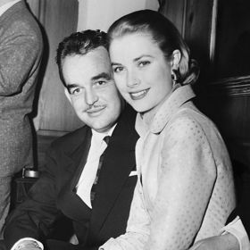 Princ Rainier III. a Grace Kelly
Oscarová herečka se vzdala své kariéry, aby se mohla stát monackou princeznou v roce 1956, a to po ročních námluvách s princem Rainierem III. Jednalo se o svatbu století. Jejich svazek však nebyl takovou pohádkou, jak si všichni mysleli. Podle Wendy Leighové, autorky knihy „True Grace: The Life and Times of an American Princess“ měl princ Rainier údajně tři milenky do měsíce po svatbě. „Grace byla ponížena a byla extrémně nešťastná. Obklopovala ji dekadence a Rainierovi pochybní přátelé“, napsala Leight. Za prince však zůstala provdaná až do své předčasné smrti v roce 1982. Pár měl tři děti.
Princ Rainier III. a Grace Kelly
Oscarová herečka se vzdala své kariéry, aby se mohla stát monackou princeznou v roce 1956, a to po ročních námluvách s princem Rainierem III. Jednalo se o svatbu století. Jejich svazek však nebyl takovou pohádkou, jak si všichni mysleli. Podle Wendy Leighové, autorky knihy „True Grace: The Life and Times of an American Princess“ měl princ Rainier údajně tři milenky do měsíce po svatbě. „Grace byla ponížena a byla extrémně nešťastná. Obklopovala ji dekadence a Rainierovi pochybní přátelé“, napsala Leight. Za prince však zůstala provdaná až do své předčasné smrti v roce 1982. Pár měl tři děti.