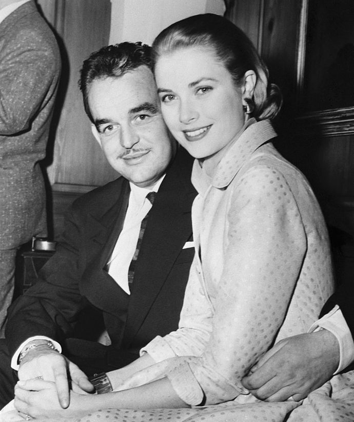 Princ Rainier III. a Grace Kelly
Oscarová herečka se vzdala své kariéry, aby se mohla stát monackou princeznou v roce 1956, a to po ročních námluvách s princem Rainierem III. Jednalo se o svatbu století. Jejich svazek však nebyl takovou pohádkou, jak si všichni mysleli. Podle Wendy Leighové, autorky knihy „True Grace: The Life and Times of an American Princess“ měl princ Rainier údajně tři milenky do měsíce po svatbě. „Grace byla ponížena a byla extrémně nešťastná. Obklopovala ji dekadence a Rainierovi pochybní přátelé“, napsala Leight. Za prince však zůstala provdaná až do své předčasné smrti v roce 1982. Pár měl tři děti.
Princ Rainier III. a Grace Kelly
Oscarová herečka se vzdala své kariéry, aby se mohla stát monackou princeznou v roce 1956, a to po ročních námluvách s princem Rainierem III. Jednalo se o svatbu století. Jejich svazek však nebyl takovou pohádkou, jak si všichni mysleli. Podle Wendy Leighové, autorky knihy „True Grace: The Life and Times of an American Princess“ měl princ Rainier údajně tři milenky do měsíce po svatbě. „Grace byla ponížena a byla extrémně nešťastná. Obklopovala ji dekadence a Rainierovi pochybní přátelé“, napsala Leight. Za prince však zůstala provdaná až do své předčasné smrti v roce 1982. Pár měl tři děti.