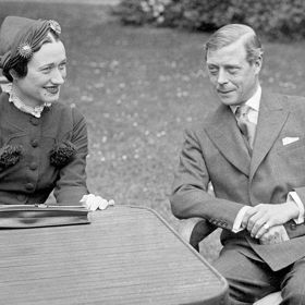 Princ Edward a Wallis Simpson
Pokud si myslíte, že je příběh Prince Harryho and Meghan Markle kontroverzní, tahle dvojice je strčí do kapsy! Princ Edward a Wallis Simpson byli na počátku 20. století známí jako nejodbojnější pár britské monarchie, který se rozhodl zůstat spolu a emigrovat do Francie. Jejich láska nebyla žádocí z prostého důvodu - on byl anglický král a ona rozvedená americká celebrita. Vláda ji odmítla přijmout za svou královnu, a tak v roce 1936 princ abdikoval. Lepší milostný příběh byste nenapsali!
Princ Edward a Wallis Simpson
Pokud si myslíte, že je příběh Prince Harryho and Meghan Markle kontroverzní, tahle dvojice je strčí do kapsy! Princ Edward a Wallis Simpson byli na počátku 20. století známí jako nejodbojnější pár britské monarchie, který se rozhodl zůstat spolu a emigrovat do Francie. Jejich láska nebyla žádocí z prostého důvodu - on byl anglický král a ona rozvedená americká celebrita. Vláda ji odmítla přijmout za svou královnu, a tak v roce 1936 princ abdikoval. Lepší milostný příběh byste nenapsali!