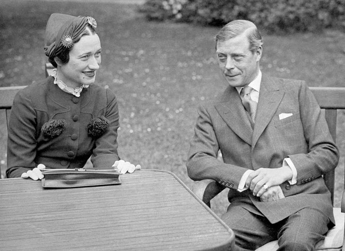 Princ Edward a Wallis Simpson
Pokud si myslíte, že je příběh Prince Harryho and Meghan Markle kontroverzní, tahle dvojice je strčí do kapsy! Princ Edward a Wallis Simpson byli na počátku 20. století známí jako nejodbojnější pár britské monarchie, který se rozhodl zůstat spolu a emigrovat do Francie. Jejich láska nebyla žádocí z prostého důvodu - on byl anglický král a ona rozvedená americká celebrita. Vláda ji odmítla přijmout za svou královnu, a tak v roce 1936 princ abdikoval. Lepší milostný příběh byste nenapsali!
Princ Edward a Wallis Simpson
Pokud si myslíte, že je příběh Prince Harryho and Meghan Markle kontroverzní, tahle dvojice je strčí do kapsy! Princ Edward a Wallis Simpson byli na počátku 20. století známí jako nejodbojnější pár britské monarchie, který se rozhodl zůstat spolu a emigrovat do Francie. Jejich láska nebyla žádocí z prostého důvodu - on byl anglický král a ona rozvedená americká celebrita. Vláda ji odmítla přijmout za svou královnu, a tak v roce 1936 princ abdikoval. Lepší milostný příběh byste nenapsali!