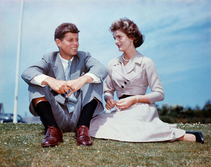 John a Jackie Kennedy
Prezident Kennedy byl inaugurován v lednu 1961. O „Johnu a Jackie“ se i po více jak čtyř dekádách mluví jako jednom z nejstylovějších, nejkrásnějších a nejsilnějších páru. Jejich manželství se však neobešlo bez skandálů kvůli Johnovým pověstným aférám. Nejznámější z nich byla s sex symbolem Merilyn Monroe, o které se spekuluje doposud. Manželství však skončilo tragicky, když byl v roce 1963 prezident zavražděn.
John a Jackie Kennedy
Prezident Kennedy byl inaugurován v lednu 1961. O „Johnu a Jackie“ se i po více jak čtyř dekádách mluví jako jednom z nejstylovějších, nejkrásnějších a nejsilnějších páru. Jejich manželství se však neobešlo bez skandálů kvůli Johnovým pověstným aférám. Nejznámější z nich byla s sex symbolem Merilyn Monroe, o které se spekuluje doposud. Manželství však skončilo tragicky, když byl v roce 1963 prezident zavražděn.