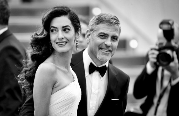 George Clooney a Amal Alamuddin
V dubnu 2014 se jeden z nejžádanějších Hollywoodských mládenců zasnoubil s právničkou na ochranu lidských práv Amal Alamuddin, a již v červenci zamířili k oltáři po své romantické aféře v Benátkách. Šťastnému páru se v roce 2017 narodila dvojčata, a jsou považování za nejcharismatičtější pár vůbec.
George Clooney a Amal Alamuddin
V dubnu 2014 se jeden z nejžádanějších Hollywoodských mládenců zasnoubil s právničkou na ochranu lidských práv Amal Alamuddin, a již v červenci zamířili k oltáři po své romantické aféře v Benátkách. Šťastnému páru se v roce 2017 narodila dvojčata, a jsou považování za nejcharismatičtější pár vůbec.