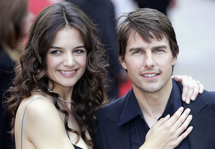 Tom Cruise a Katie Holmes
Cruiseovy výstřelky během interview s Oprah asi nikomu připomínat nemusíme. Pár však provázaly další zvláštní momenty – Holmes prý měla ve svém dětském pokoji Cruisův plakát, a spekulace o jeho podivné sektě nebraly konce. V roce 2006 se jim narodila dcera Suri a ten samý rok měli svatební obřad na italském zámku z 15. století. Nic ale netrvá věčně, a herečka požádala v roce 2012 o rozvod. Spekulovalo se o tom, že Cruisova stále významnější role v Scientologické církvi byla faktorem rozvodu nejen s Holmes, ale i s Kidman.
Tom Cruise a Katie Holmes
Cruiseovy výstřelky během interview s Oprah asi nikomu připomínat nemusíme. Pár však provázaly další zvláštní momenty – Holmes prý měla ve svém dětském pokoji Cruisův plakát, a spekulace o jeho podivné sektě nebraly konce. V roce 2006 se jim narodila dcera Suri a ten samý rok měli svatební obřad na italském zámku z 15. století. Nic ale netrvá věčně, a herečka požádala v roce 2012 o rozvod. Spekulovalo se o tom, že Cruisova stále významnější role v Scientologické církvi byla faktorem rozvodu nejen s Holmes, ale i s Kidman.