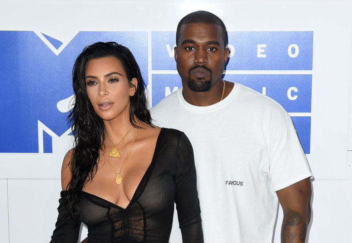 Kim a Kanye West
Když spolu dlouholetí přátelé Kim Kardashian a Kanye West začali v roce 2012 chodit, vypadalo to match made in heaven. Každý již v té době měl vybudované vlastní impérium – Kim díky své reality show, beauty značce i nejsledovanějšímu instagramovému účtu, a West byl považován za kreativního génia s nejprodávanějšími alby i úspěšným businessmanem s šestým smyslem pro módní trendy. Pár si vyměnil sliby při obřadu v Itálii v roce 2014. Narodila se jim dcera North, a od té doby rozšířili svou rodinu o další dva syny - Saint a Psalm, a dceru Chicago. Manželství bohužel nevydrželo, a v roce 2021 oznámili rozchod.
Kim a Kanye West
Když spolu dlouholetí přátelé Kim Kardashian a Kanye West začali v roce 2012 chodit, vypadalo to match made in heaven. Každý již v té době měl vybudované vlastní impérium – Kim díky své reality show, beauty značce i nejsledovanějšímu instagramovému účtu, a West byl považován za kreativního génia s nejprodávanějšími alby i úspěšným businessmanem s šestým smyslem pro módní trendy. Pár si vyměnil sliby při obřadu v Itálii v roce 2014. Narodila se jim dcera North, a od té doby rozšířili svou rodinu o další dva syny - Saint a Psalm, a dceru Chicago. Manželství bohužel nevydrželo, a v roce 2021 oznámili rozchod.