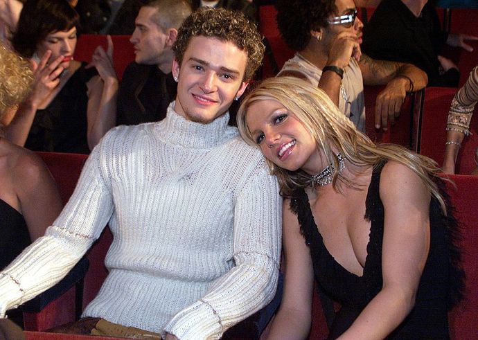 Justin Timberlake a Britney Spears
Match made in heaven. Pár se znal z dětských let během natáčení show The Mickey Mouse Club. Britney bylo 10 a Justinovi 11. Po raketovém vzestupu jejich popularity coby popstars se stali jedním z nejsledovanějších páru století. Po třech letech vztahu se pár rozešel v roce 2002, a jejich rozchod vyústil v dvě nejlepší písně o rozchodu: „Cry Me a River“ (Timberlake) a „Everytime“ (Spears).
Justin Timberlake a Britney Spears
Match made in heaven. Pár se znal z dětských let během natáčení show The Mickey Mouse Club. Britney bylo 10 a Justinovi 11. Po raketovém vzestupu jejich popularity coby popstars se stali jedním z nejsledovanějších páru století. Po třech letech vztahu se pár rozešel v roce 2002, a jejich rozchod vyústil v dvě nejlepší písně o rozchodu: „Cry Me a River“ (Timberlake) a „Everytime“ (Spears).