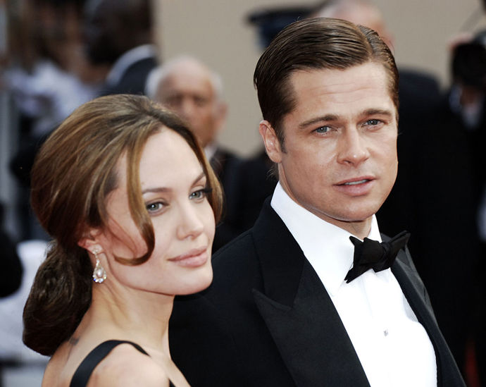 Brad Pitt a Angelina Jolie
Jen pár měsíců po rozvodu s Jennifer Aniston začal Pitt chodit se svou kolegyní z filmu „Mr. And Mrs. Smith“, což podnítilo zvěsti o nevěře. Navenek nemohli být odlišnější. Pitt byl goldenboy Hollywoodu, zatímco Jolie byla známá hlavně tím, že na krku nosila lahvičku s krví svého tehdejšího manžela Billyho Boba Thorntona. Pár však pojila vzájemná láska k charitativní činnosti a dětem. Během svého 12letého vztahu (a dvouletého manželství) vytvořili rodinu šesti adoptovaných a biologických dětí, vzájemně se podporovali ve veřejných i soukromých bojích, a společně si zahráli ve filmu "By the sea". Pár „Brangelina“ oznámil rozchod v roce 2016, kdy se prý jednalo o jeden z nejkrušnějších rozvodů.
Brad Pitt a Angelina Jolie
Jen pár měsíců po rozvodu s Jennifer Aniston začal Pitt chodit se svou kolegyní z filmu „Mr. And Mrs. Smith“, což podnítilo zvěsti o nevěře. Navenek nemohli být odlišnější. Pitt byl goldenboy Hollywoodu, zatímco Jolie byla známá hlavně tím, že na krku nosila lahvičku s krví svého tehdejšího manžela Billyho Boba Thorntona. Pár však pojila vzájemná láska k charitativní činnosti a dětem. Během svého 12letého vztahu (a dvouletého manželství) vytvořili rodinu šesti adoptovaných a biologických dětí, vzájemně se podporovali ve veřejných i soukromých bojích, a společně si zahráli ve filmu "By the sea". Pár „Brangelina“ oznámil rozchod v roce 2016, kdy se prý jednalo o jeden z nejkrušnějších rozvodů.