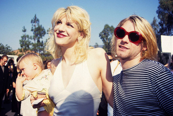 Kurt Cobain a Courtney Love
Cobain i Love byly ikonami grunge 90. let. Frontmani kapel Nirvana a Hole se potkali v klubu v roce 1990 a o dva roky později se vzali. Jejich dcera, Frances Bean, se narodila v roce 1992. Když se rodina v roce 1993 ukázala na veřejnosti, média byla všude. Nirvana také vydala své třetí a poslední album „In Utero“ v roce 1993. Byli manželé až do Cobainovy sebevraždy v roce 1994.
Kurt Cobain a Courtney Love
Cobain i Love byly ikonami grunge 90. let. Frontmani kapel Nirvana a Hole se potkali v klubu v roce 1990 a o dva roky později se vzali. Jejich dcera, Frances Bean, se narodila v roce 1992. Když se rodina v roce 1993 ukázala na veřejnosti, média byla všude. Nirvana také vydala své třetí a poslední album „In Utero“ v roce 1993. Byli manželé až do Cobainovy sebevraždy v roce 1994.