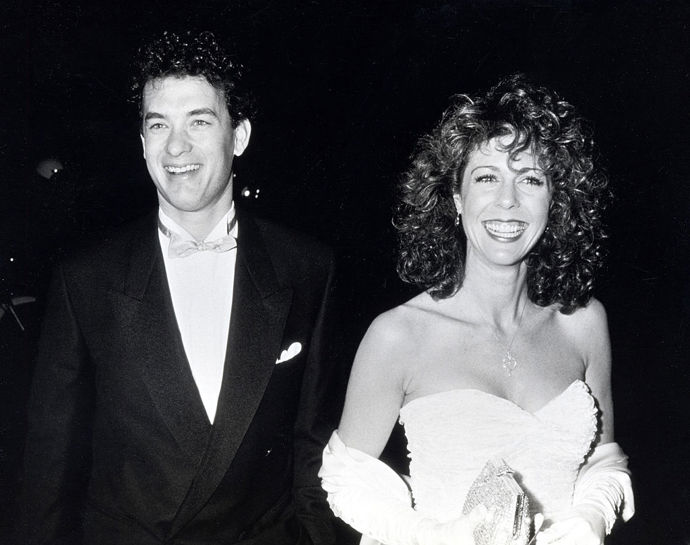 Tom Hanks a Rita Wilson
Pár, který nás utvrzuje v tom, že láska na celá život opravdu existuje. Vzali se v roce 1988 poté, co se setkali o sedm let dříve na natáčení pořadu "Bosom Buddies". Když Hanks v rámci jedné z tiskových konferencí vysvětloval vztah své postavy Forresta Gumpa k Jenny, řekl o své ženě: "Bez mého spojení s Ritou, nevím, jak bych se dokázal spojit s tím, čím Forrest procházel."
Tom Hanks a Rita Wilson
Pár, který nás utvrzuje v tom, že láska na celá život opravdu existuje. Vzali se v roce 1988 poté, co se setkali o sedm let dříve na natáčení pořadu "Bosom Buddies". Když Hanks v rámci jedné z tiskových konferencí vysvětloval vztah své postavy Forresta Gumpa k Jenny, řekl o své ženě: "Bez mého spojení s Ritou, nevím, jak bych se dokázal spojit s tím, čím Forrest procházel."