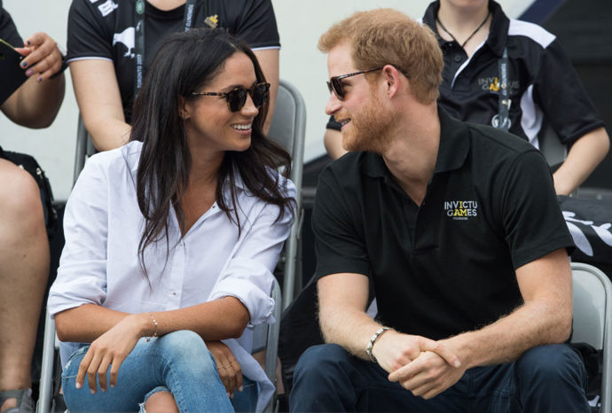 Princ Harry a Meghan Markle
Celému roku 2018 dominovaly titulky o nové princezně Dianě. Americká herečka ulovila nejlepšího anglického svobodného mládence. V roce 2019 přivítali svého syna Archieho. Pár byl na královské poměry vždy trochu nekonvenční, takže jejich otřesy z dusné královské tradice sbíraly titulky všude kolem. V lednu 2020 oznámili, že opouštějí Anglii a vzdávají se svých královských titulů. V roce 2021 jejich rozhovor s Oprah Winfrey způsobil poprask, a je hlavním tématem rozhovorů po dnešní den. Letos se jim také narodila dcera Lilibeth Diana.
Princ Harry a Meghan Markle
Celému roku 2018 dominovaly titulky o nové princezně Dianě. Americká herečka ulovila nejlepšího anglického svobodného mládence. V roce 2019 přivítali svého syna Archieho. Pár byl na královské poměry vždy trochu nekonvenční, takže jejich otřesy z dusné královské tradice sbíraly titulky všude kolem. V lednu 2020 oznámili, že opouštějí Anglii a vzdávají se svých královských titulů. V roce 2021 jejich rozhovor s Oprah Winfrey způsobil poprask, a je hlavním tématem rozhovorů po dnešní den. Letos se jim také narodila dcera Lilibeth Diana.