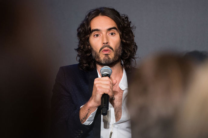  

Russel Brand o svých závislostech veřejně mluví, a dokonce napsal na toto téma i knihu. Už je tomu 15 let co je čistý.  
