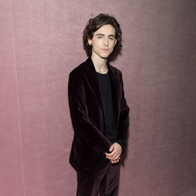  

Timothée na prezentaci módní značky Berluti Menswear kolekce Fall/Winter 2018-2019 v sametovém obleku.
