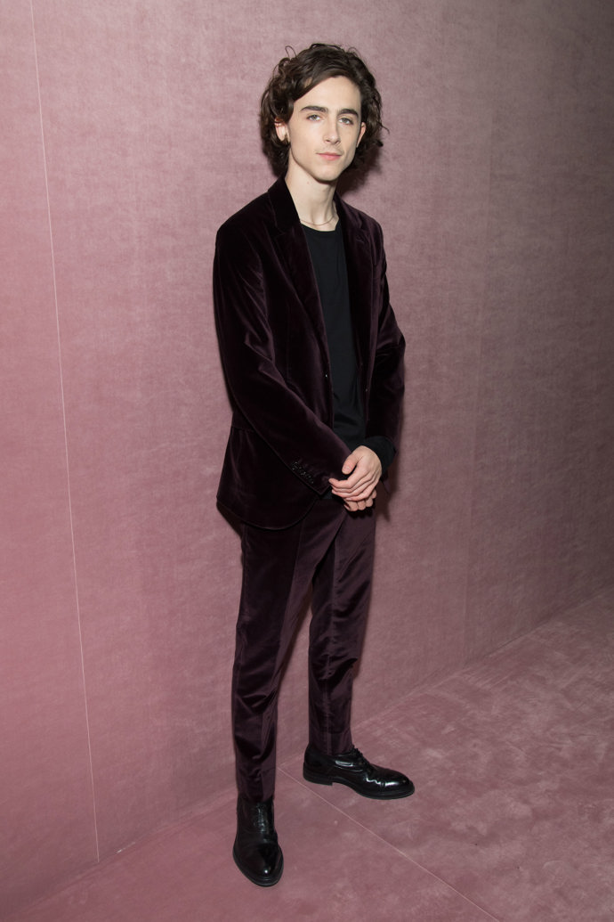  

Timothée na prezentaci módní značky Berluti Menswear kolekce Fall/Winter 2018-2019 v sametovém obleku.
