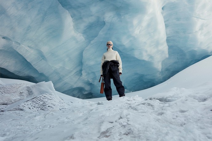 Jil Sander x Arc'teryx
Překvapením zimní sezóny je spolupráce Jil Sander a outdoorové značky Arc'teryx, partnerství jen poukazuje na to, jak důležitá je vzájemná výměna know how – Jil Sander sportovní značce propůjčuje svou dokonalou estetiku, Arc'teryx módnímu domu zas funkčnost a technologie.
Jil Sander x Arc'teryx
Překvapením zimní sezóny je spolupráce Jil Sander a outdoorové značky Arc'teryx, partnerství jen poukazuje na to, jak důležitá je vzájemná výměna know how – Jil Sander sportovní značce propůjčuje svou dokonalou estetiku, Arc'teryx módnímu domu zas funkčnost a technologie.