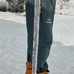  

Jil Sander x Arc'teryx

Překvapením zimní sezóny je spolupráce Jil Sander a outdoorové značky Arc'teryx, partnerství jen poukazuje na to, jak důležitá je vzájemná výměna know how – Jil Sander sportovní značce propůjčuje svou dokonalou estetiku, Arc'teryx módnímu domu zas funkčnost a technologie.  
