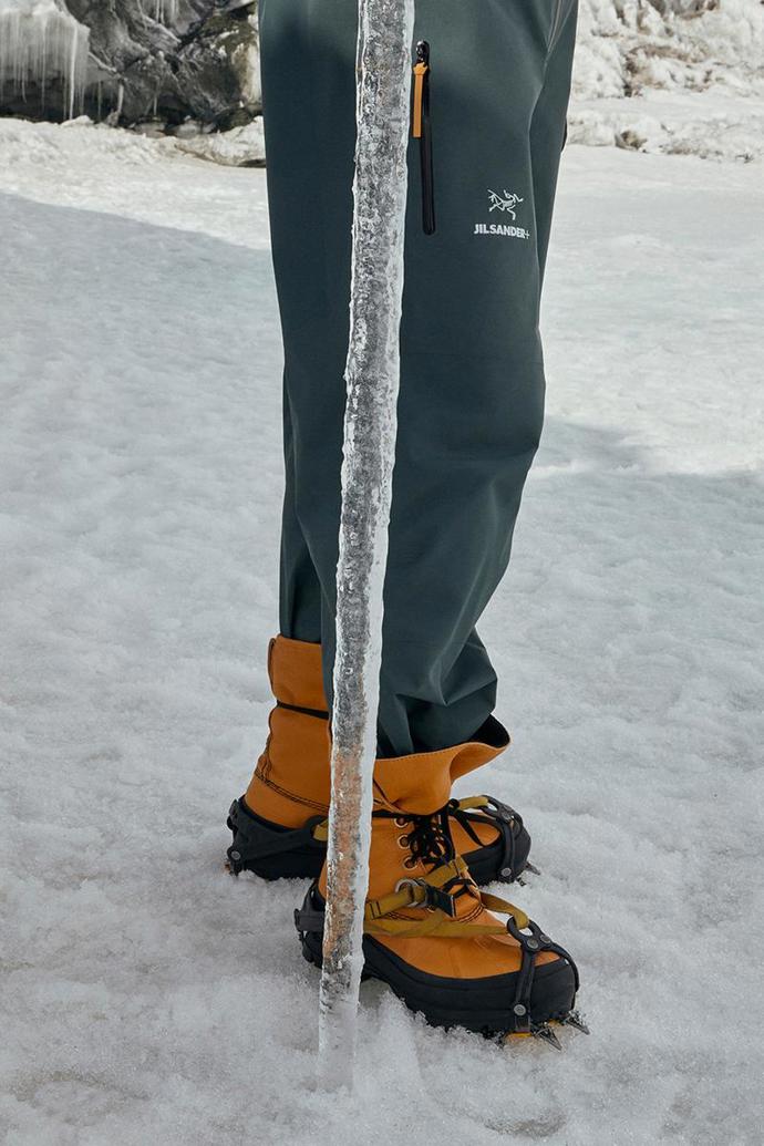 Jil Sander x Arc'teryx
Překvapením zimní sezóny je spolupráce Jil Sander a outdoorové značky Arc'teryx, partnerství jen poukazuje na to, jak důležitá je vzájemná výměna know how – Jil Sander sportovní značce propůjčuje svou dokonalou estetiku, Arc'teryx módnímu domu zas funkčnost a technologie.
Jil Sander x Arc'teryx
Překvapením zimní sezóny je spolupráce Jil Sander a outdoorové značky Arc'teryx, partnerství jen poukazuje na to, jak důležitá je vzájemná výměna know how – Jil Sander sportovní značce propůjčuje svou dokonalou estetiku, Arc'teryx módnímu domu zas funkčnost a technologie.