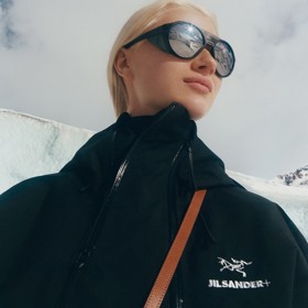  

Jil Sander x Arc'teryx

Překvapením zimní sezóny je spolupráce Jil Sander a outdoorové značky Arc'teryx, partnerství jen poukazuje na to, jak důležitá je vzájemná výměna know how – Jil Sander sportovní značce propůjčuje svou dokonalou estetiku, Arc'teryx módnímu domu zas funkčnost a technologie.  
