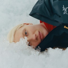  

Jil Sander x Arc'teryx

Překvapením zimní sezóny je spolupráce Jil Sander a outdoorové značky Arc'teryx, partnerství jen poukazuje na to, jak důležitá je vzájemná výměna know how – Jil Sander sportovní značce propůjčuje svou dokonalou estetiku, Arc'teryx módnímu domu zas funkčnost a technologie.  
