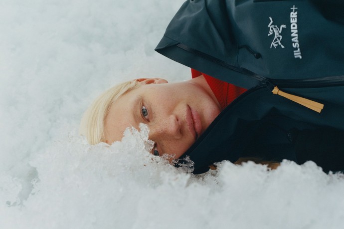 Jil Sander x Arc'teryx
Překvapením zimní sezóny je spolupráce Jil Sander a outdoorové značky Arc'teryx, partnerství jen poukazuje na to, jak důležitá je vzájemná výměna know how – Jil Sander sportovní značce propůjčuje svou dokonalou estetiku, Arc'teryx módnímu domu zas funkčnost a technologie.
Jil Sander x Arc'teryx
Překvapením zimní sezóny je spolupráce Jil Sander a outdoorové značky Arc'teryx, partnerství jen poukazuje na to, jak důležitá je vzájemná výměna know how – Jil Sander sportovní značce propůjčuje svou dokonalou estetiku, Arc'teryx módnímu domu zas funkčnost a technologie.